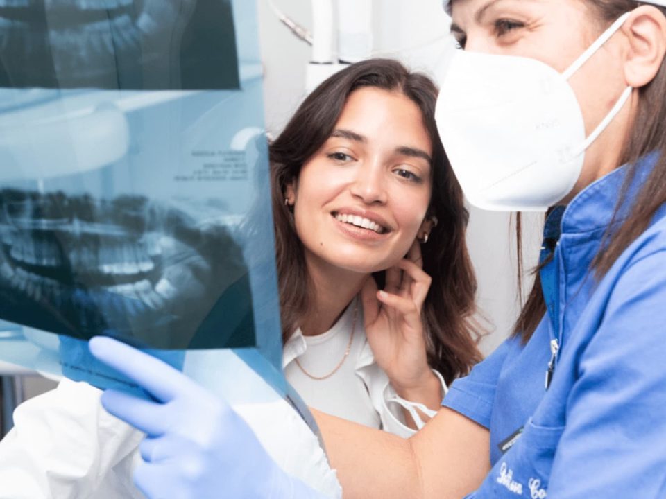 paziente e dentista guardano panoramica