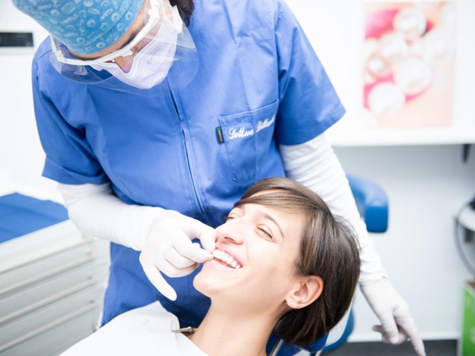 visita dentistica con paziente e dottoressa