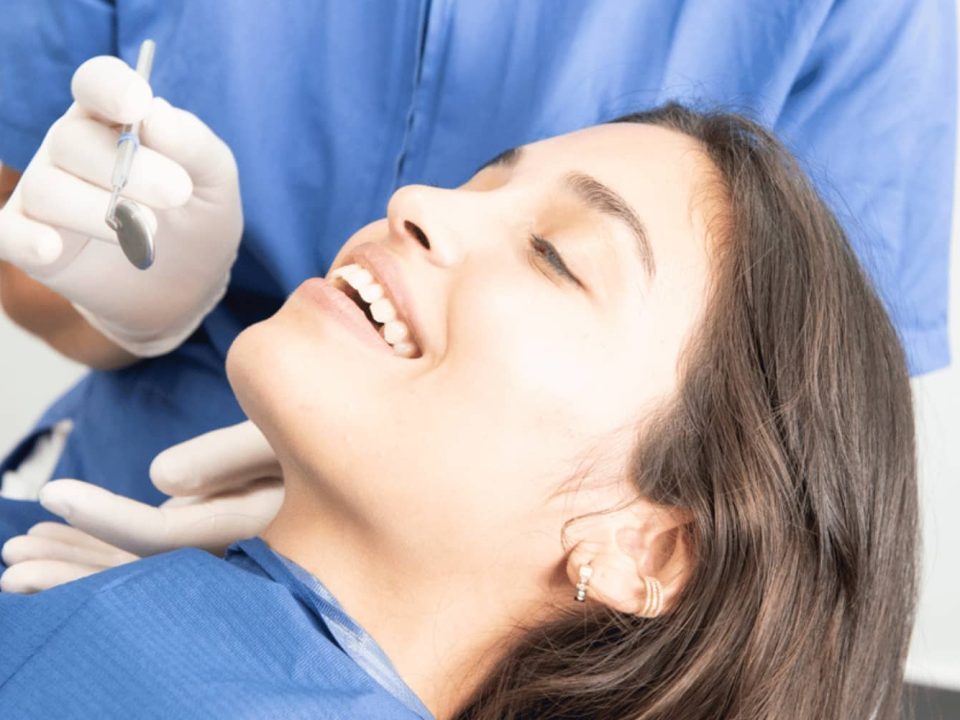 Primo piano di ragazza durante una seduta di controllo dal dentista